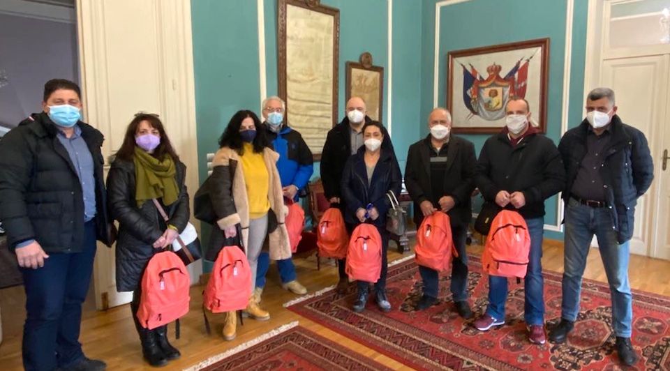 ΔΙΑΝΟΜΗ ΣΧΟΛΙΚΩΝ ΦΑΡΜΑΚΕΙΩΝ ΣΤΑ ΣΧΟΛΕΙΑ ΜΕΣΩ ΔΩΡΕΑΣ ΤΟΥ ΔΗΜΟΥ Sindelfingen