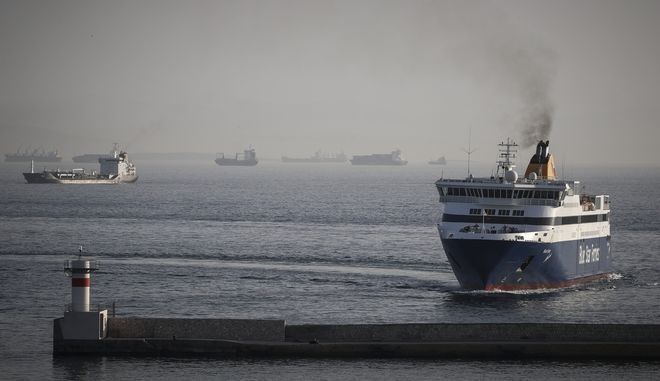 Σε προσωρινή καραντίνα το πλοίο ''Μύκονος'' στη Λήμνο έπειτα από ύποπτο κρούσμα