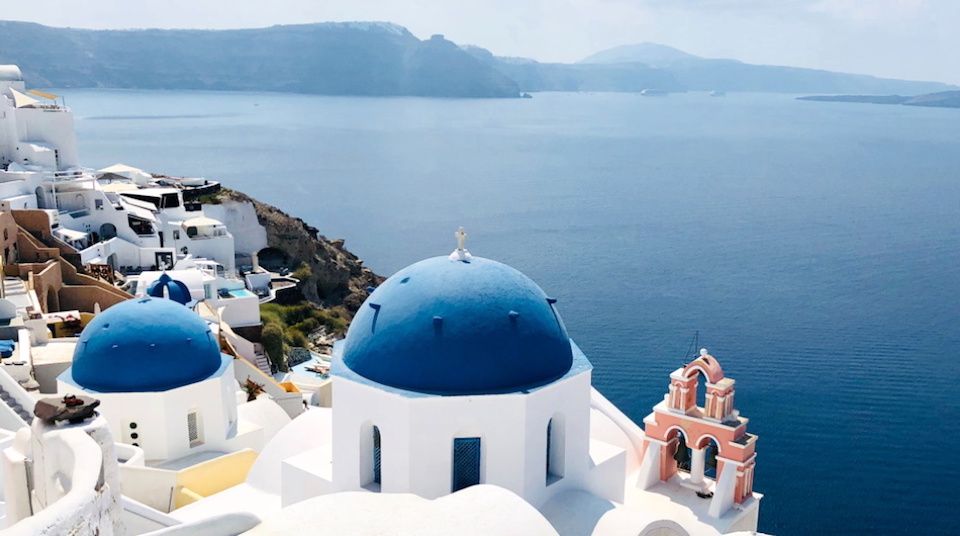 Santorini boat rental: Πώς να ταξιδέψετε στη Σαντορίνη και να νοικιάσετε σκάφος με κυβερνήτη.