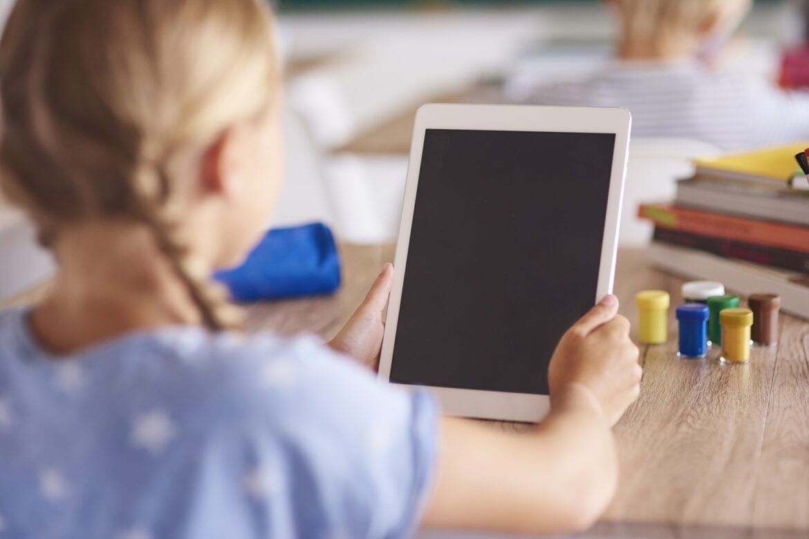 Παραδόθηκαν τα 200 tablets που προσέφερε η ELPEN στο νησί της Σάμου