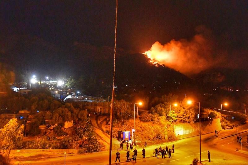 Φωτιά έξω απο το ΚΥΤ Σάμου