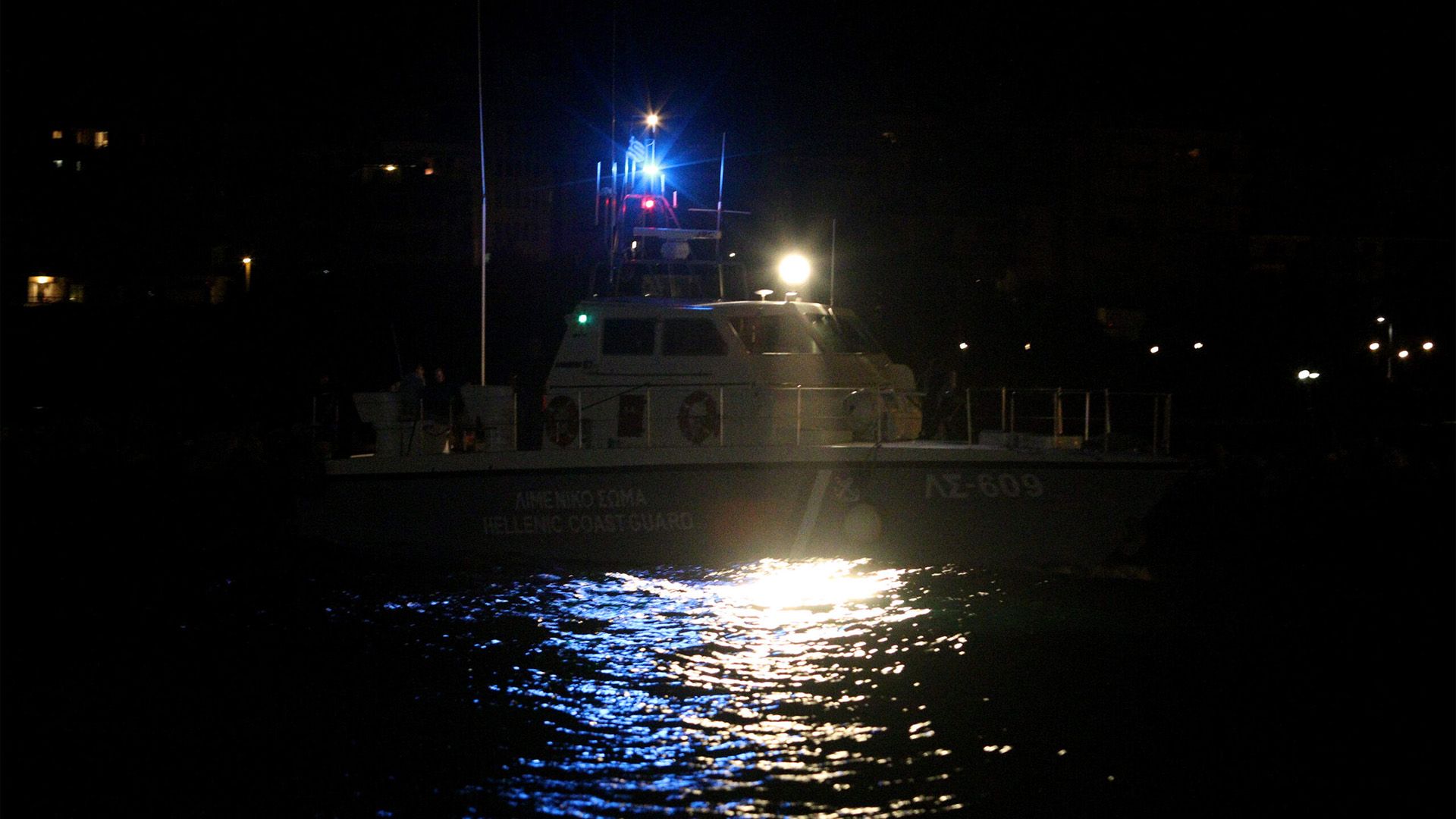 Ναυάγιο με 47 μετανάστες ανοιχτά της Σάμου – Μια γυναίκα νεκρή