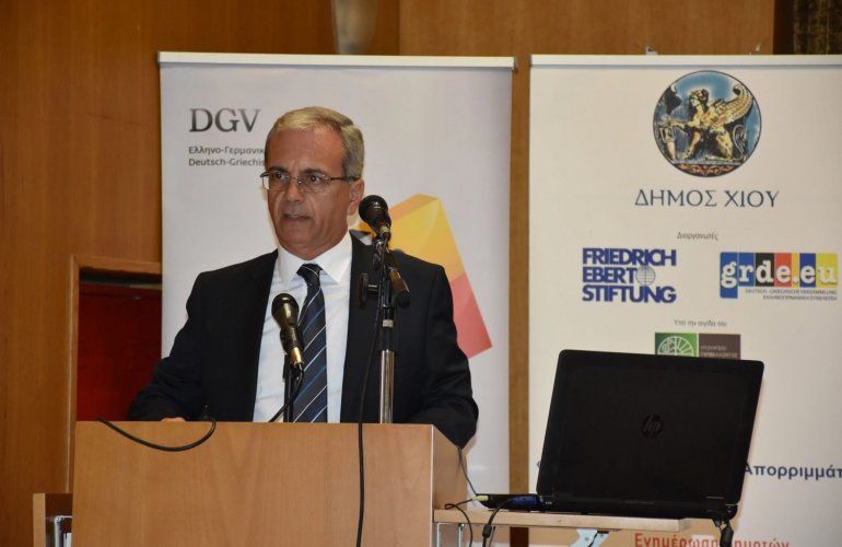 O Παντελής Μπουγδάνος στο πλευρό του Κ. Μουτζούρη