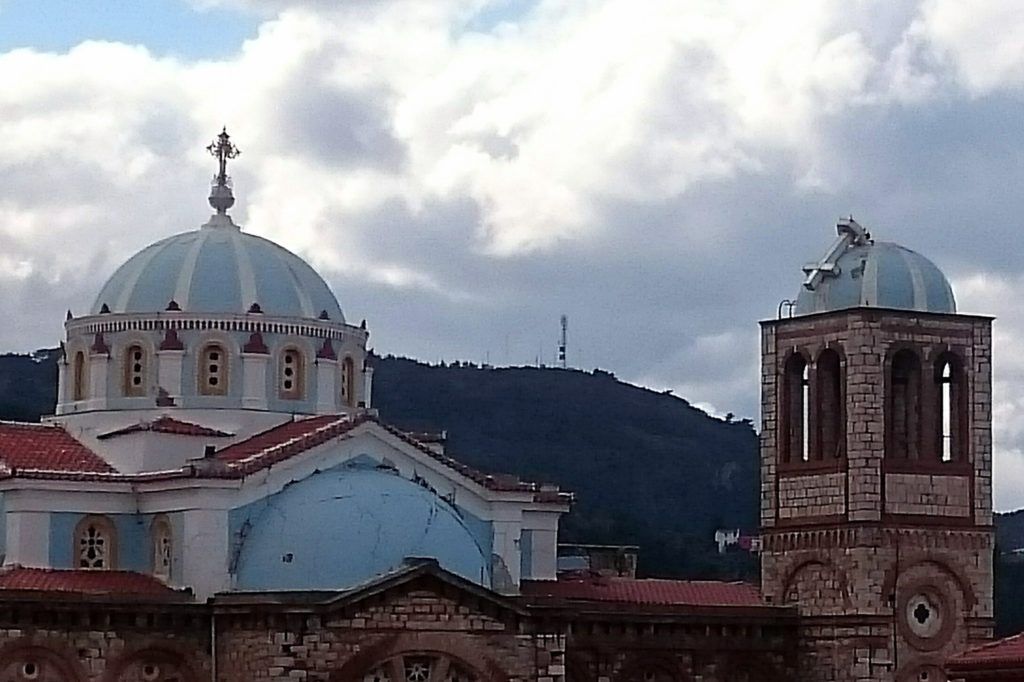 Καρλόβασι: Θυελλώδεις άνεμοι έριξαν τον σταυρό του καμπαναριού