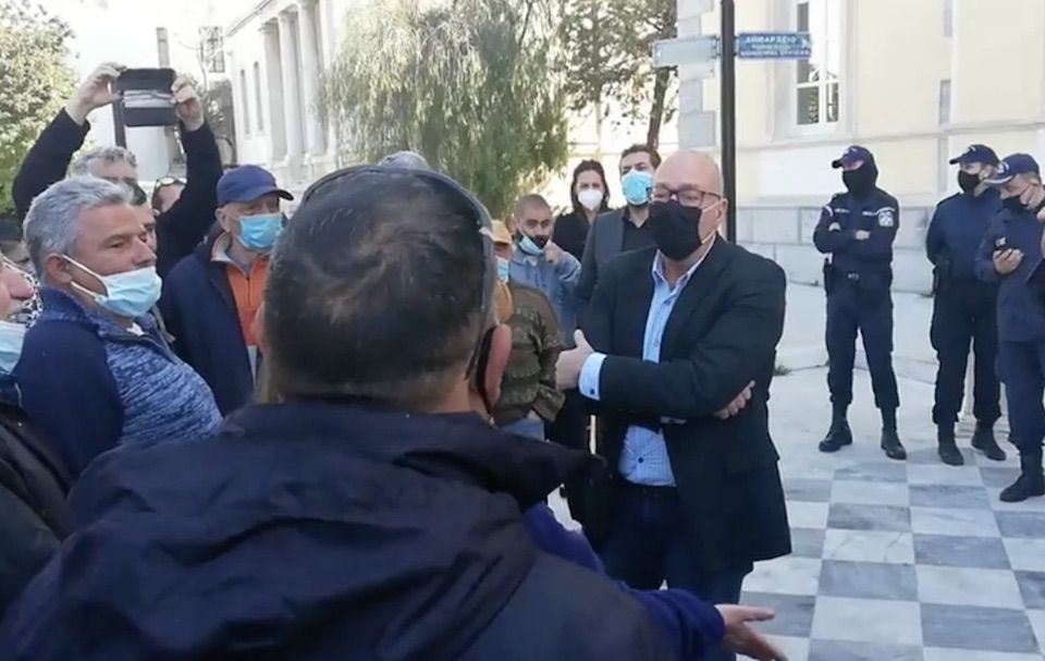 Σάμος: Τα ...''άκουσαν'' απο τον κόσμο, παραλίγο να πιαστούν στα χέρια με τους  πολίτες