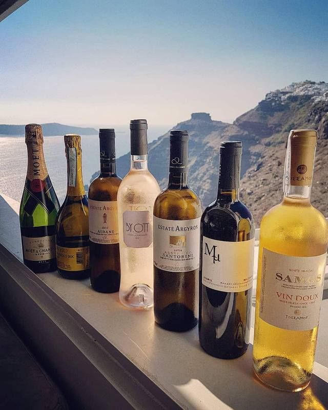 Το Samos Vin Doux του ΕΟΣ Σάμου με φόντο το ηφαίστειο της Σαντορίνης.