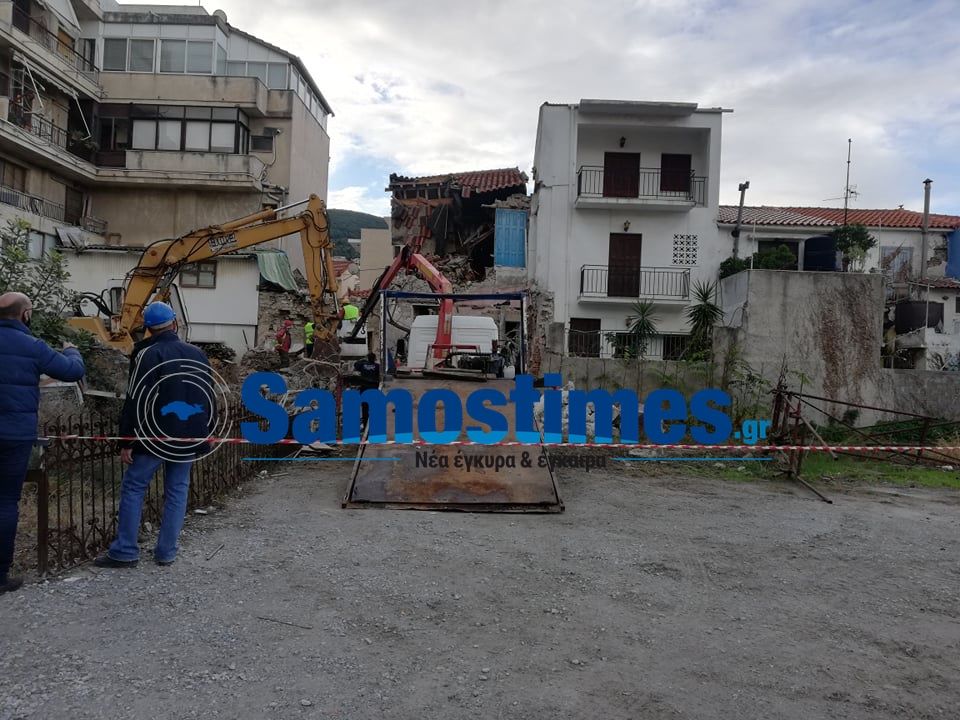 Σάμος: Κατεδάφιση του σπιτιού όπου έχασαν την ζωή τους η Κλαίρη και ο Άρης στον σεισμό