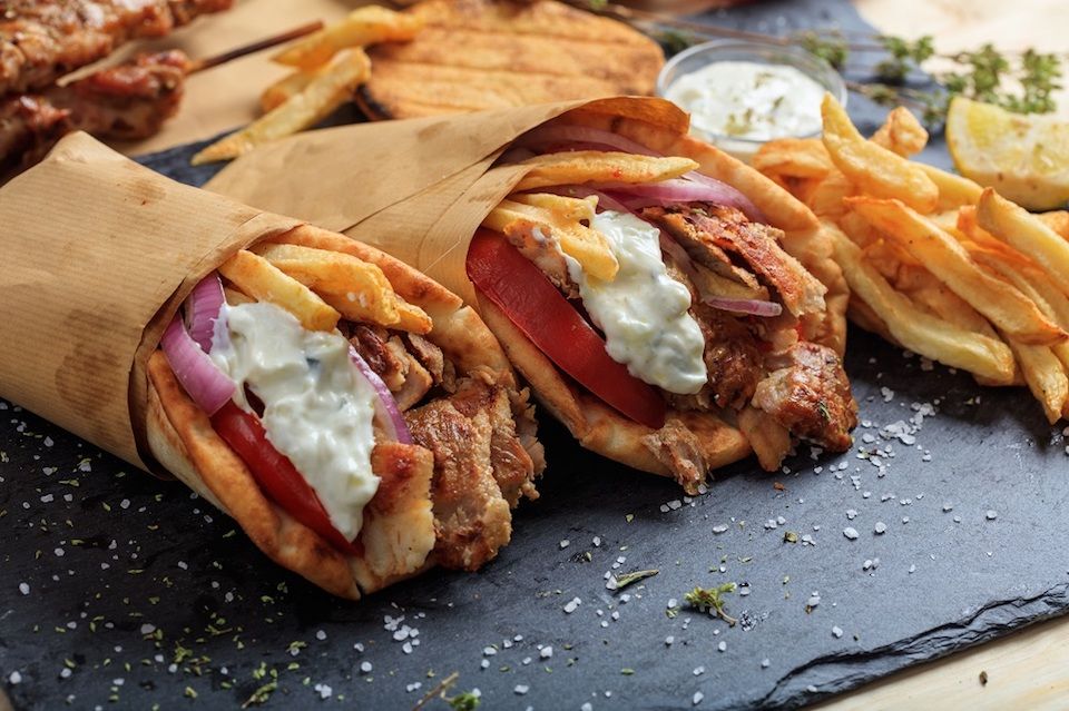 Απλησίαστο το σουβλάκι στις Κυκλάδες. Λογικές τιμές στη Σάμο.