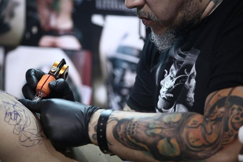 Νανοσωματίδια των τατουάζ φθάνουν ως τους λεμφαδένες