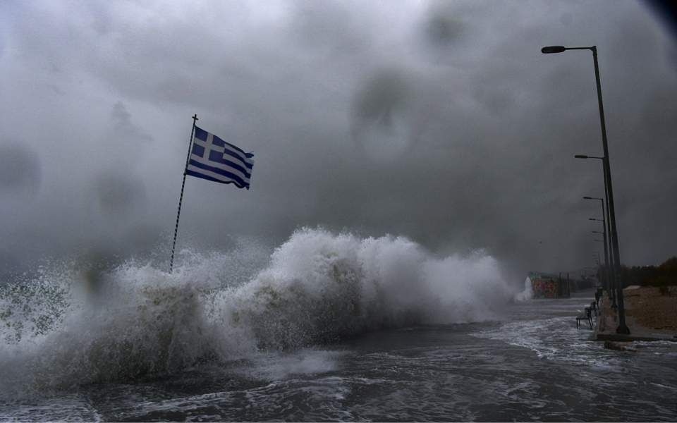 Θυελλώδεις άνεμοι, καταιγίδες και πτώση της θερμοκρασίας τις επόμενες μέρες